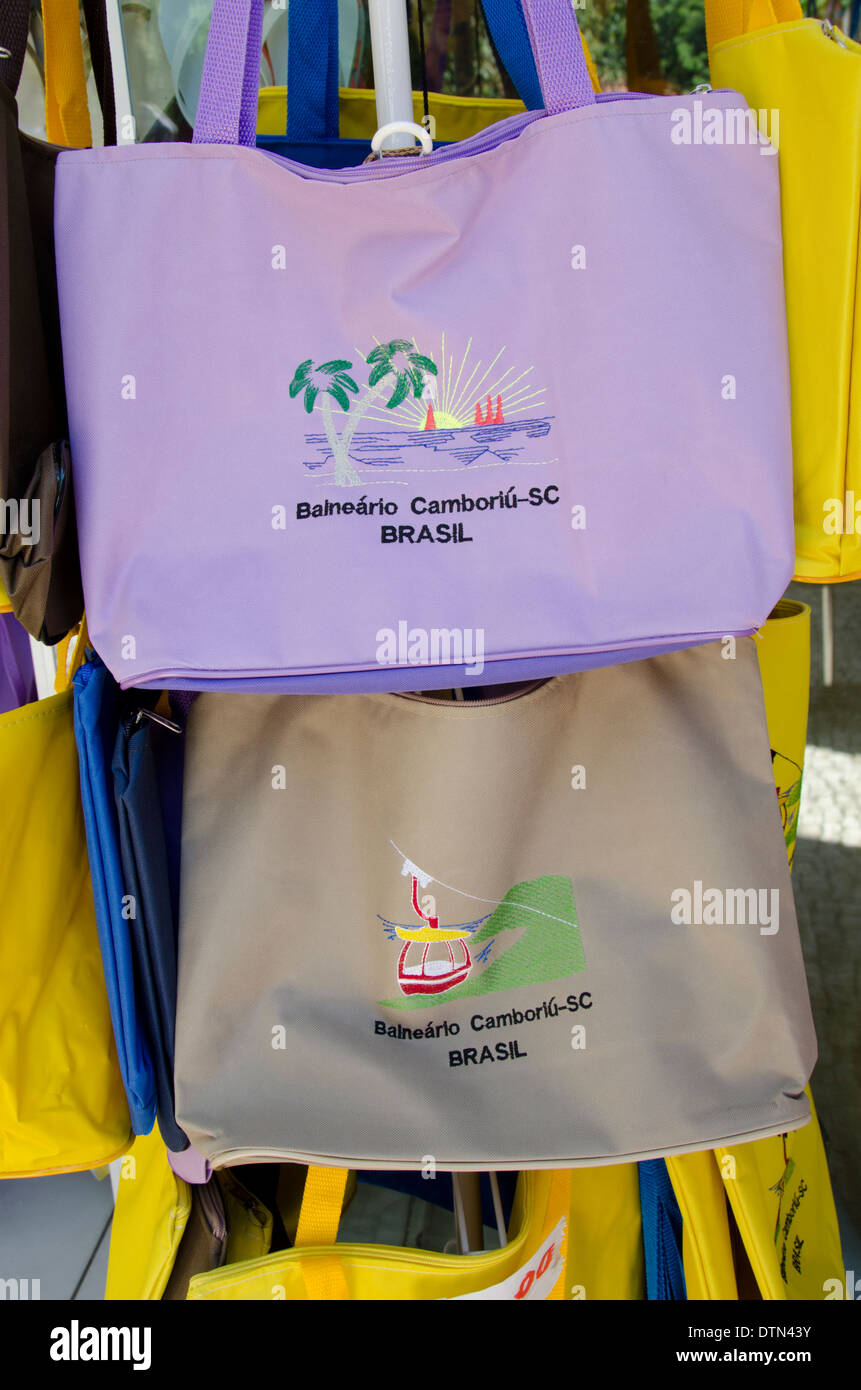 Il Brasile, Santa Catarina, Balneario Camboriu. Tipici souvenir. Foto Stock