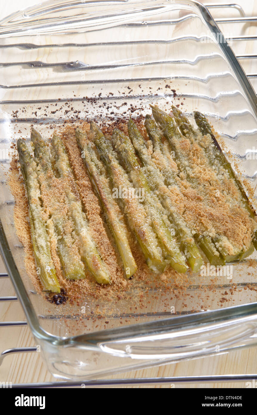 Cotta asparagi verdi con briciole di pane e formaggio parmigiano grattugiato Foto Stock