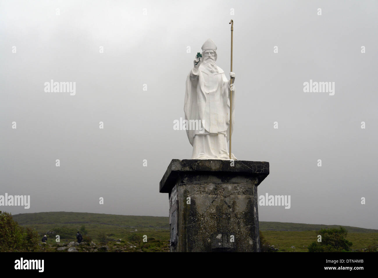 Statua di San Patrizio a pelgrimage sito su Croach Patrick Irlanda Foto Stock