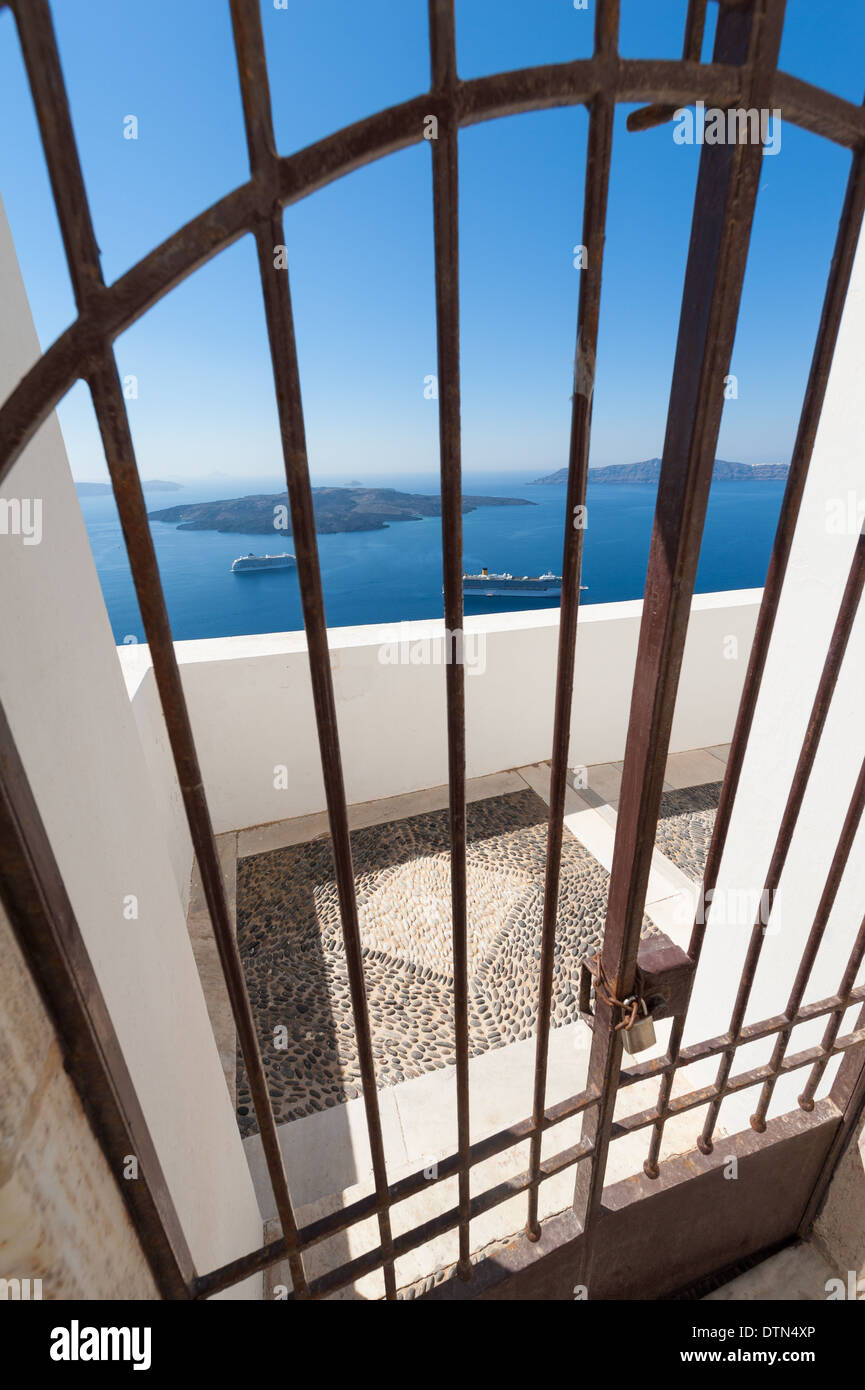 Cancello sulla Grecia Santorini con vista sul mare Foto Stock