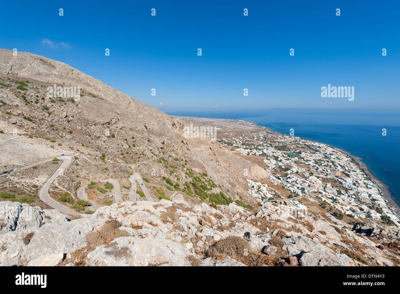 Vista su Santorini Grecia dall Antica Thera sito con valore storico Foto Stock