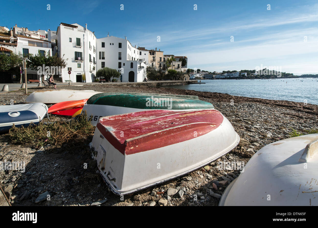 Piccole barche da pesca su una spiaggia in riva al mare artista della città di Cadaques, Cap de Creus penisola, Costa Brava Catalogna Foto Stock