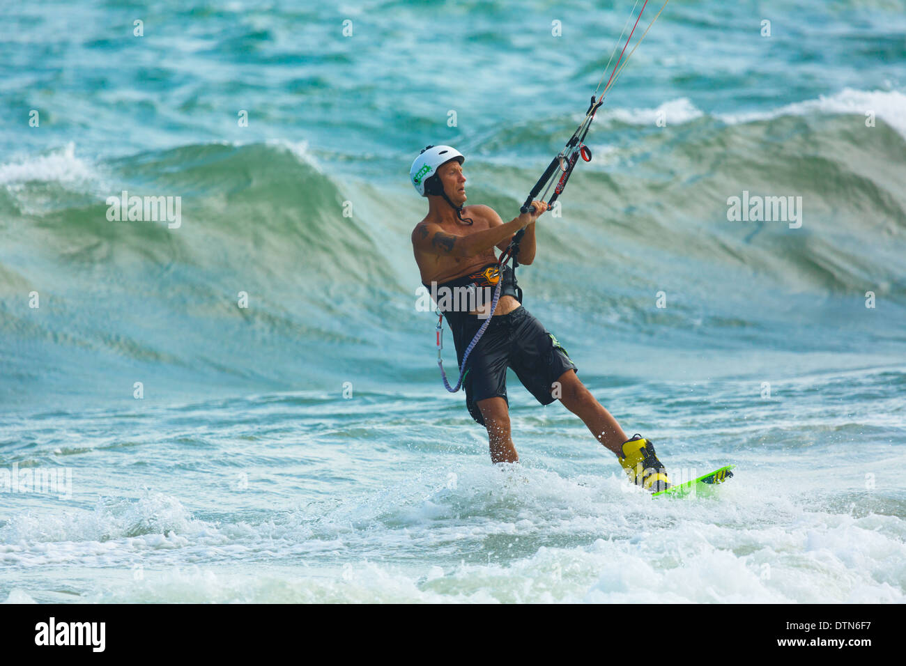 Unidentified kitesurfer a Mui Ne resort Foto Stock