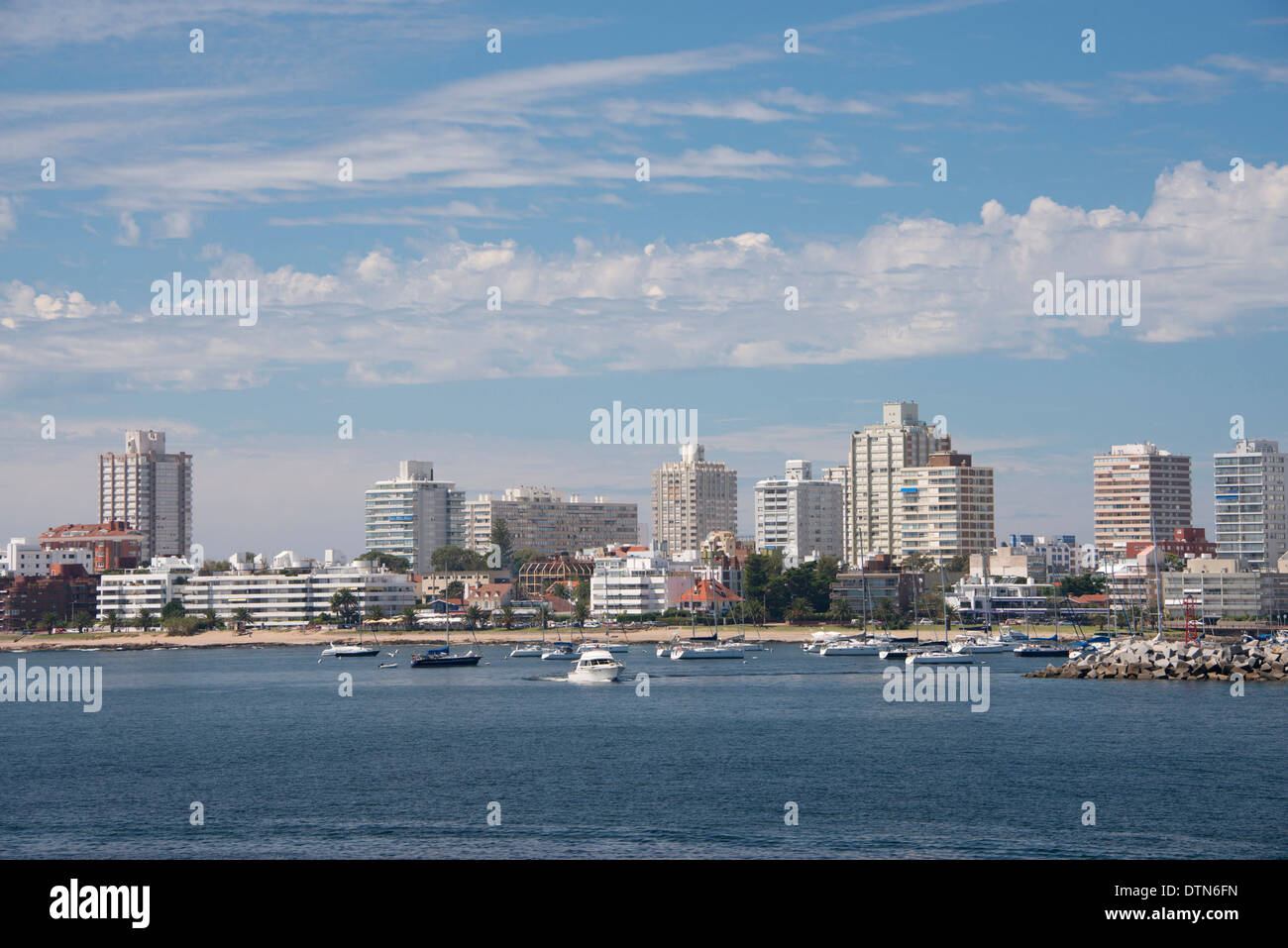 Uruguay, Punta del Este. Rio de la piastra (Fiume) vista dello skyline della zona costiera della popolare resort città di Punta del Este. Foto Stock