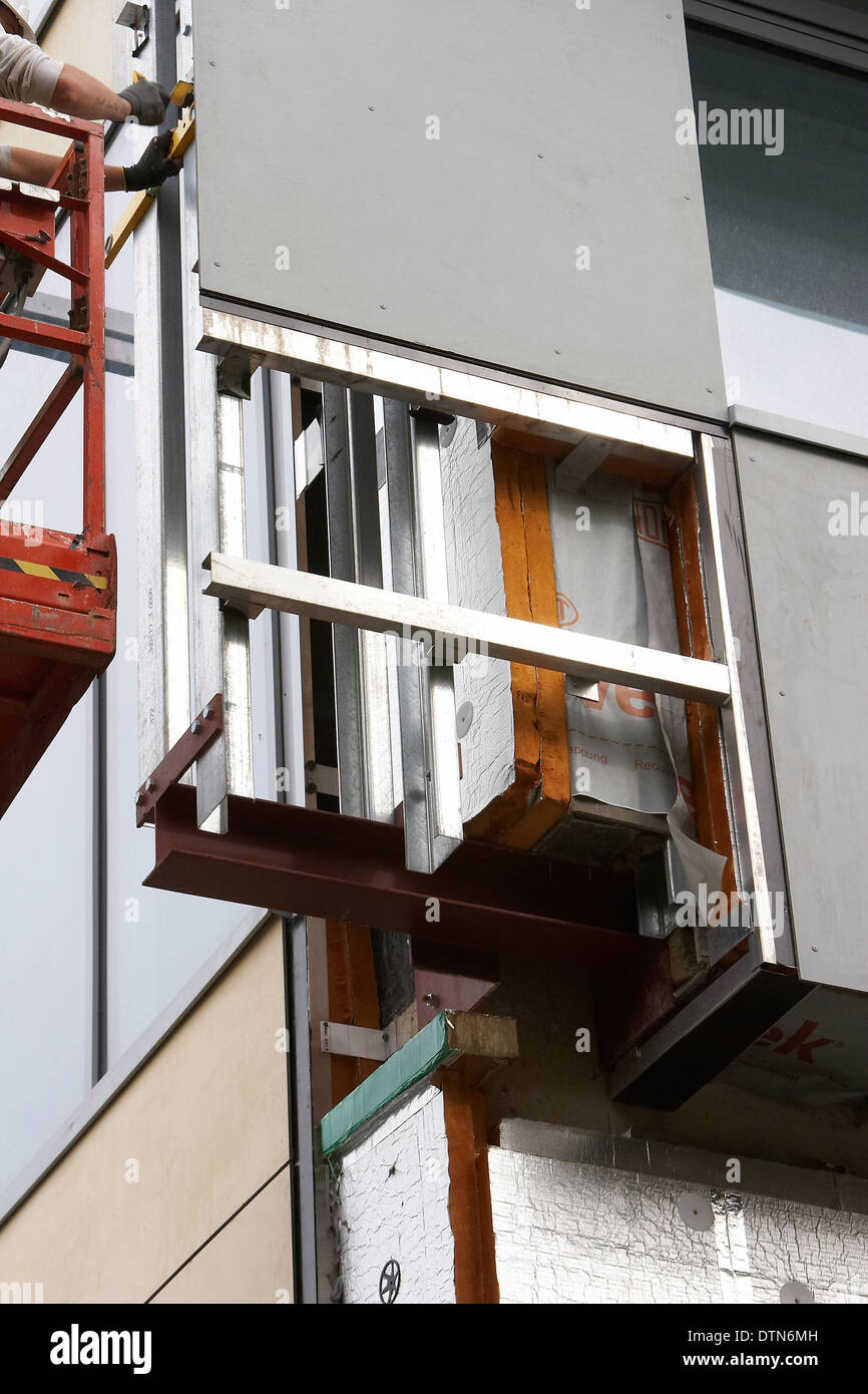 Pannelli di isolamento e di rivestimento essendo installati su l'Istituto delle Scienze della vita, a Swansea university nel South Wales UK. Foto Stock
