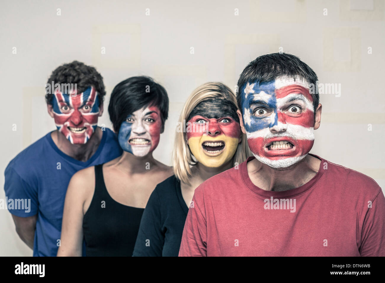 Gruppo di paura di persone con bandiere dipinte sui loro volti. Foto Stock