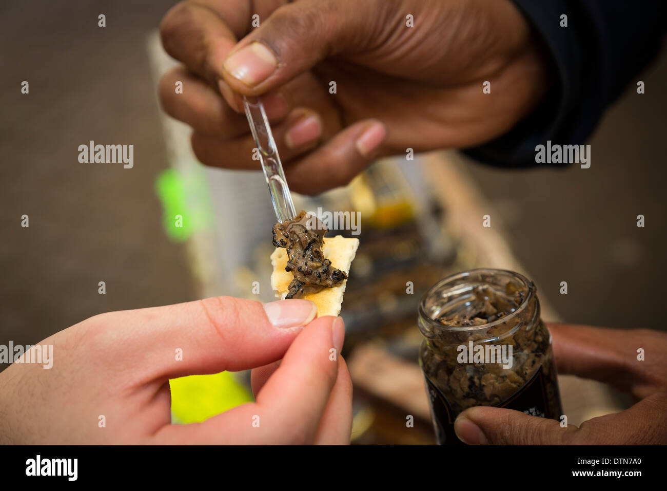 Degustazione di funghi di tartufo in olio Foto Stock