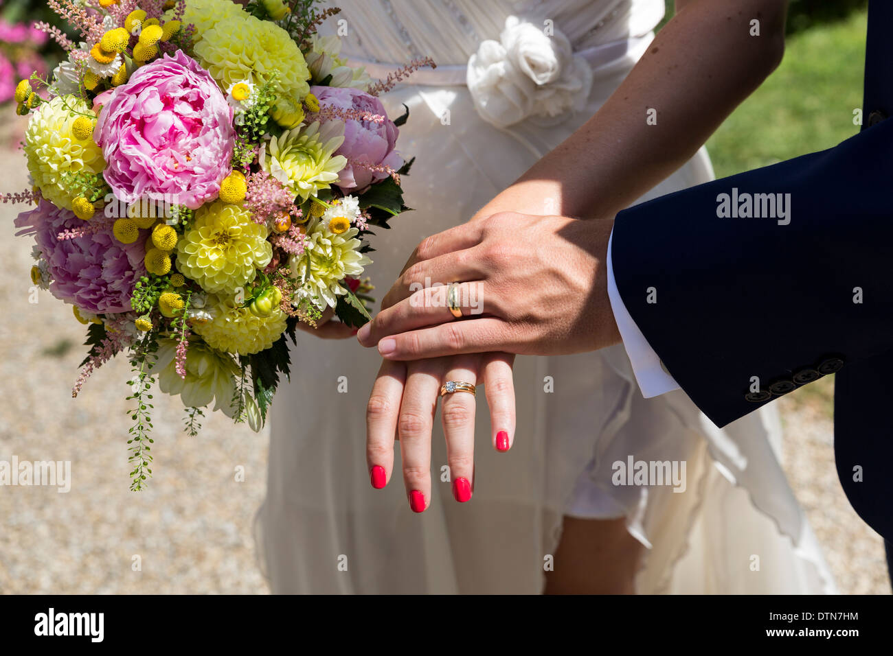 Sposa e lo sposo con bouquet di nozze Foto Stock