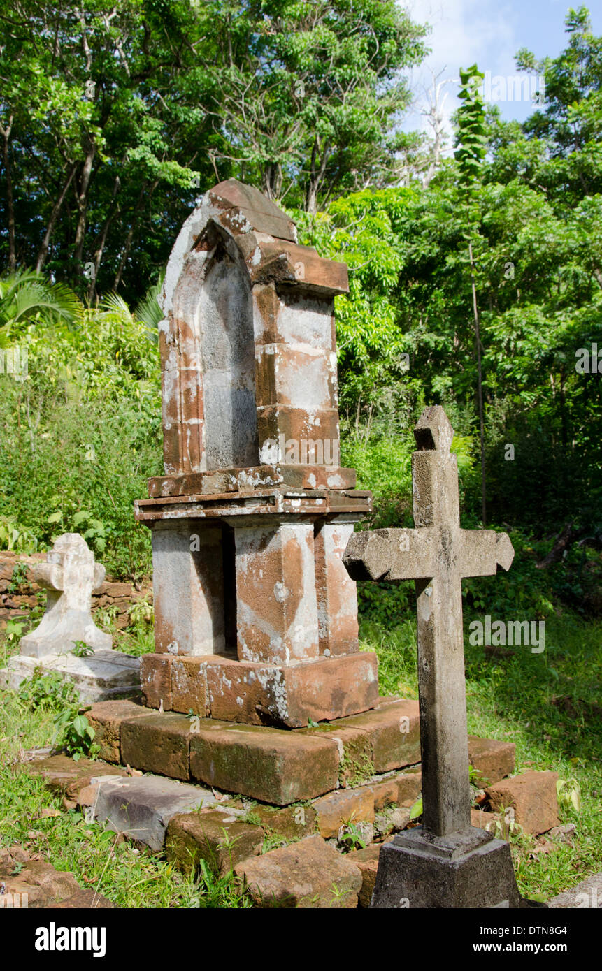 Guiana francese, salvezza isole. Ile Royale home al famigerato colonia penale. I bambini nel cimitero. Foto Stock