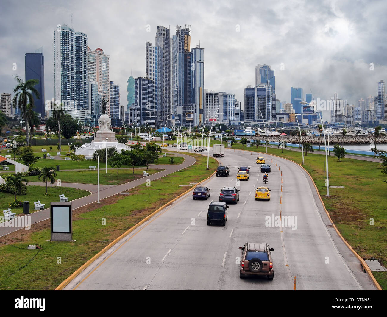 Autostrada ed il grattacielo edifici del centro business in Panama City con cielo nuvoloso, Panama, America Centrale Foto Stock