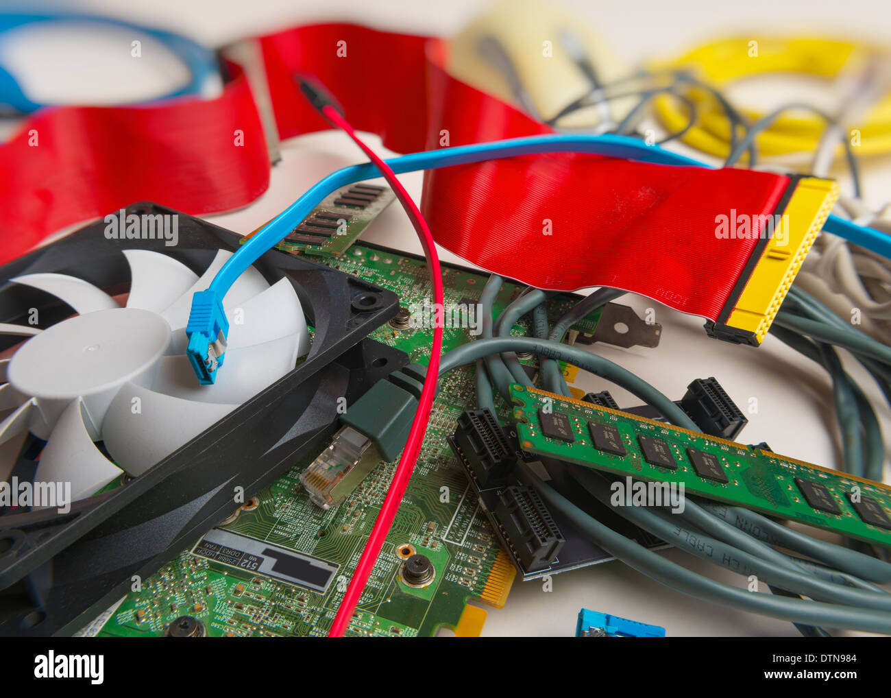 Una pila di vecchi computer parti compresa la RAM, ventola, scheda grafica, fili, nastro etc Foto Stock