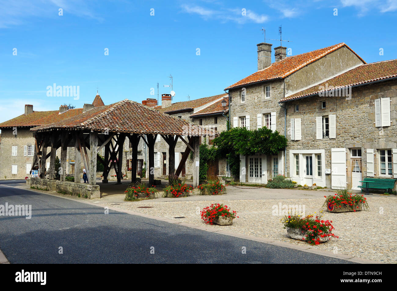 Vecchio Mercato coperto hall e case di pietra nel villaggio di Mortemart, Haute-Vienne, Limousin Francia Foto Stock