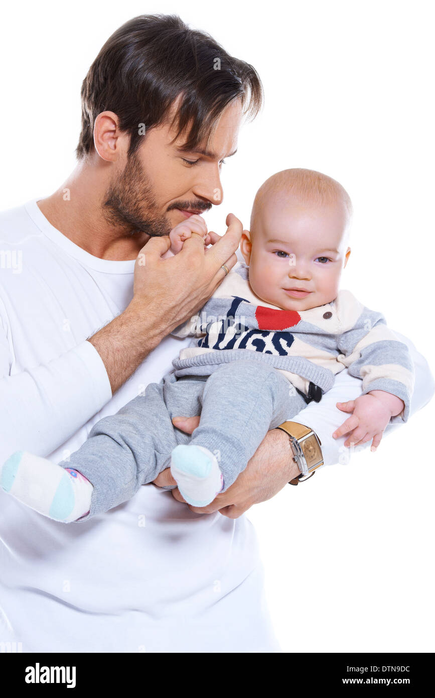 Giovane padre cullano il suo bambino sul suo braccio Foto Stock