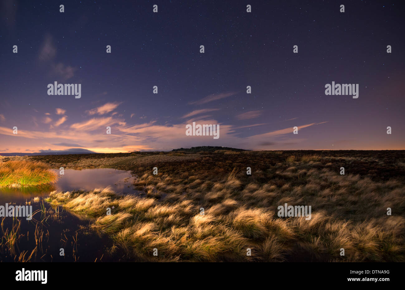 Una notte stellata a bordo Stanage nel Peak District, DERBYSHIRE REGNO UNITO Inghilterra Foto Stock