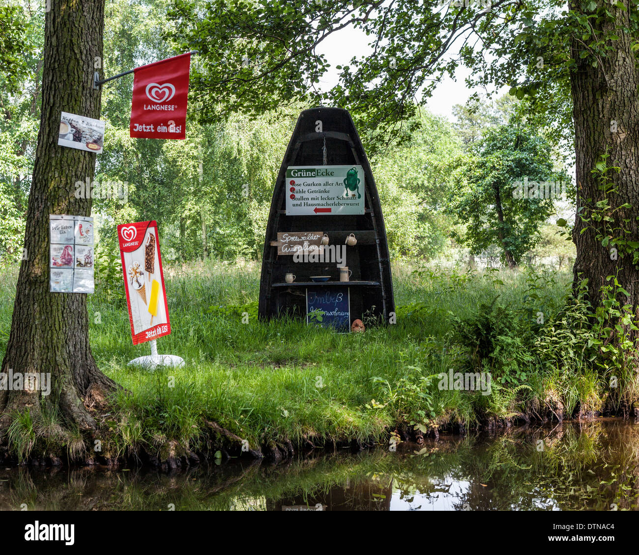 Tappa rinfresco e il cafe sulle rive di un canale di irrigazione in Spreewald, Riserva della Biosfera dall'UNESCO Foto Stock