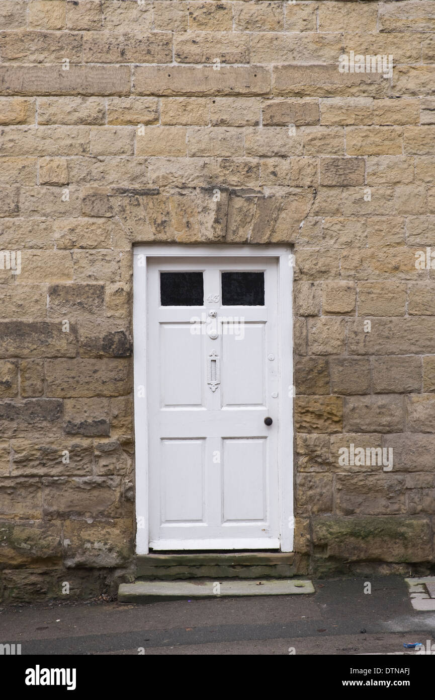 Legno bianco dello sportello anteriore di pietra costruito casa d'epoca a Malton North Yorkshire England Regno Unito Foto Stock