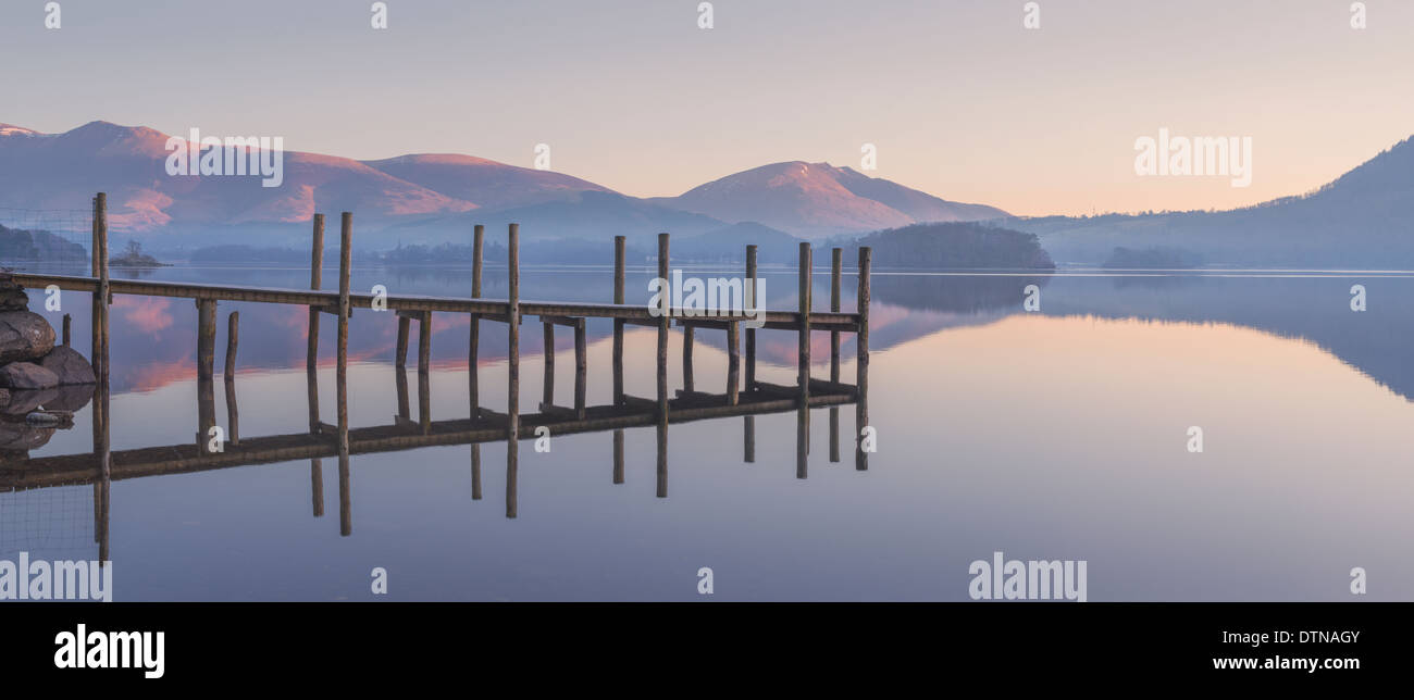 Prima luce su Derwent Water a Brandelhow Bay, Lake District, Cumbria Inghilterra REGNO UNITO Foto Stock