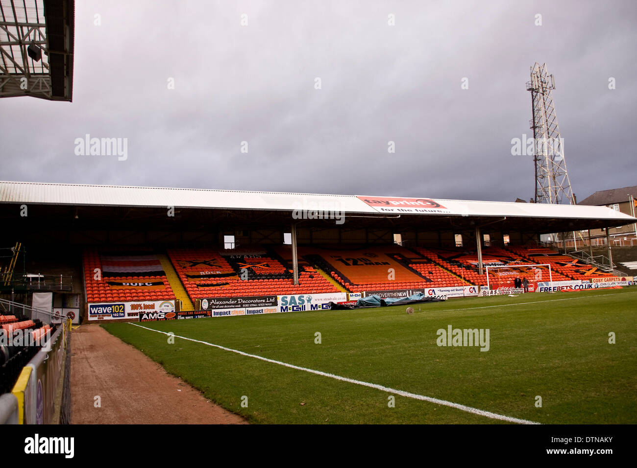 Dundee, Scotland, Regno Unito. Il 21 febbraio, 2014. Dundee United football al personale di terra e di 'Sky Sport Fotocamera equipaggio' preparare per il live Premier League Scozzese partita di calcio a Tannadice Park tra Dundee United FC e Motherwell FC stasera venerdì 21 febbraio 2014 a Dundee, Regno Unito. Credito: Dundee fotografico / Alamy Live News Foto Stock