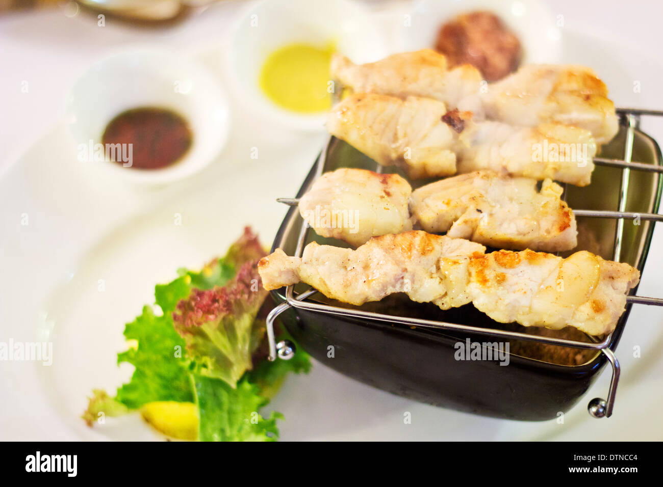 Grigliate di carne di coccodrillo servito in un ristorante raffinato a Cebu Foto Stock