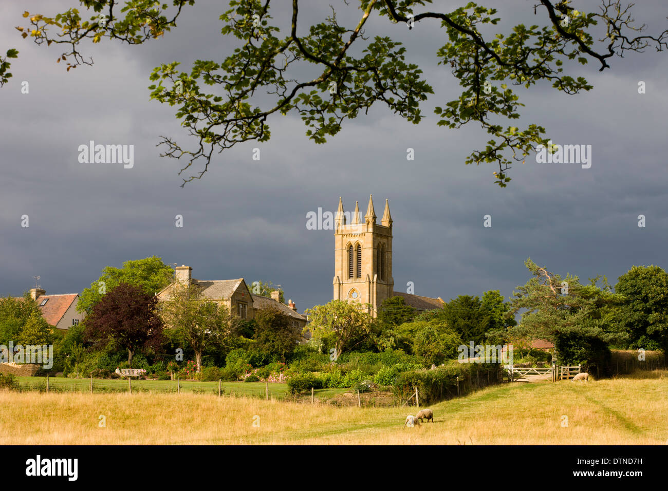 Campo rurale con vista di St Michaels chiesa e casa di Austin in Cotswolds village di Broadway, Worcestershire, Inghilterra. Foto Stock