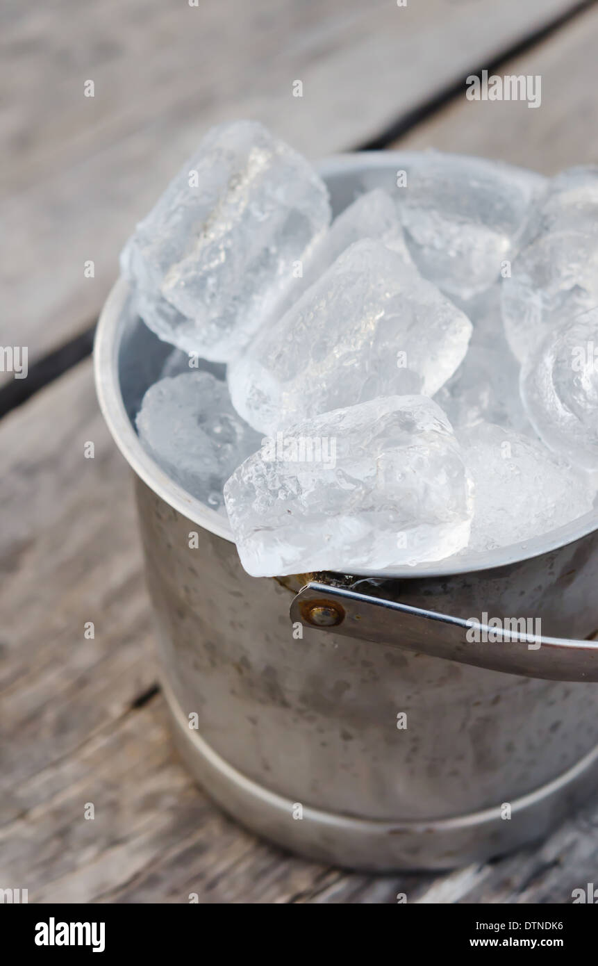 Close up secchiello per il ghiaccio riempito con cubetti di ghiaccio Foto Stock