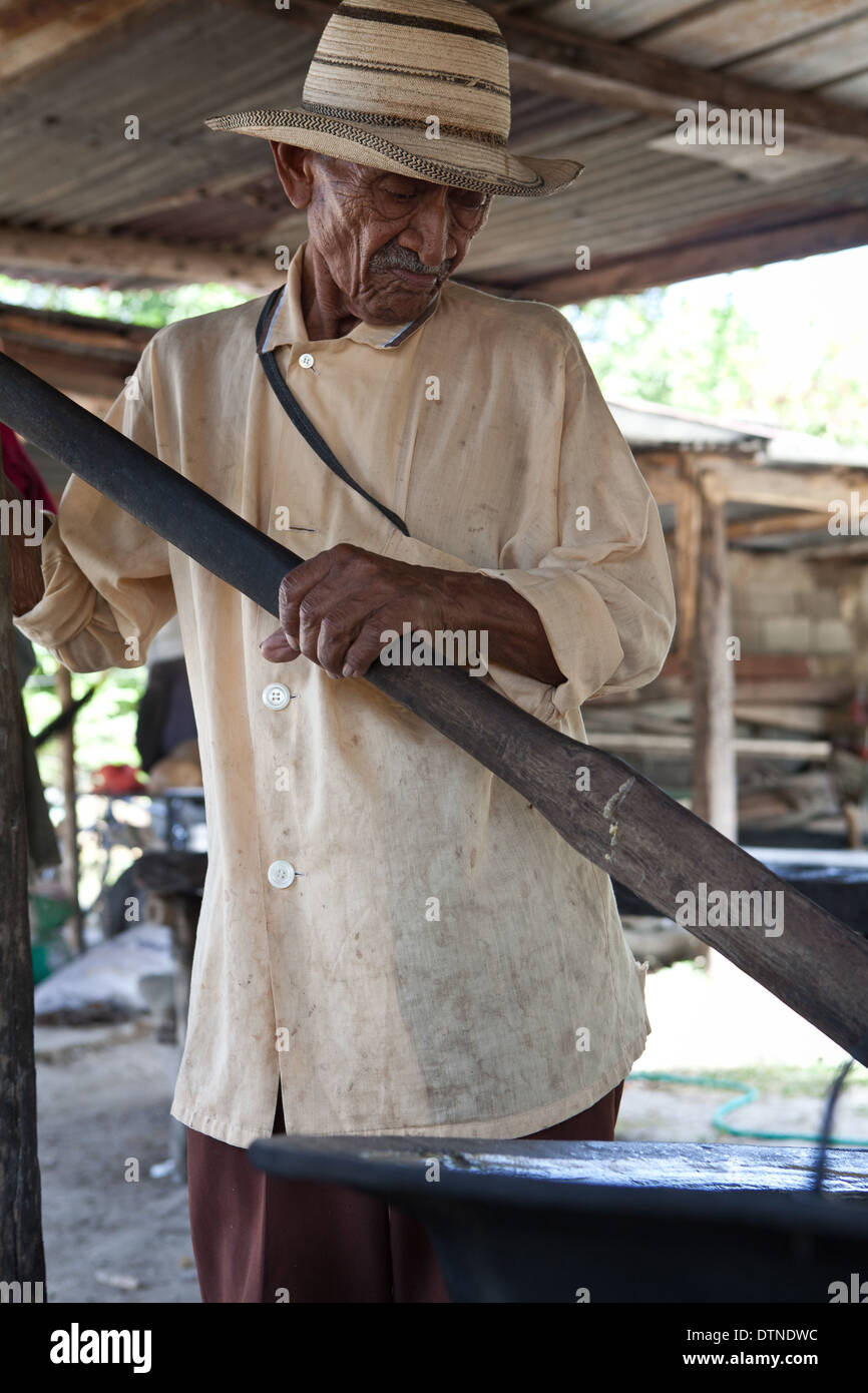Uomo panamense rendendo raspadura, vicino a Penonome, Cocle Affitto Provincia, Repubblica di Panama. Foto Stock