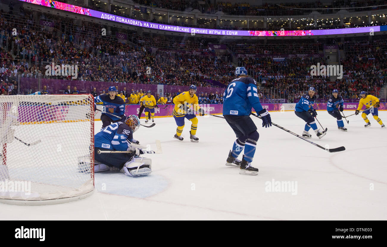 Sochi, Russia. Il 21 febbraio, 2014. In Svezia il Erik Karlsson rigature in Svezia il 2° obiettivo nel secondo periodo. Hockey su ghiaccio con la medaglia di bronzo di gioco (gioco 27) - Svezia contro Finlandia al XXII Giochi olimpici invernali - Bolshoi Cupola di ghiaccio, Adler/Sochi, Russia. 21 feb 2014. Credito: Azione Sport Plus/Alamy Live News Foto Stock