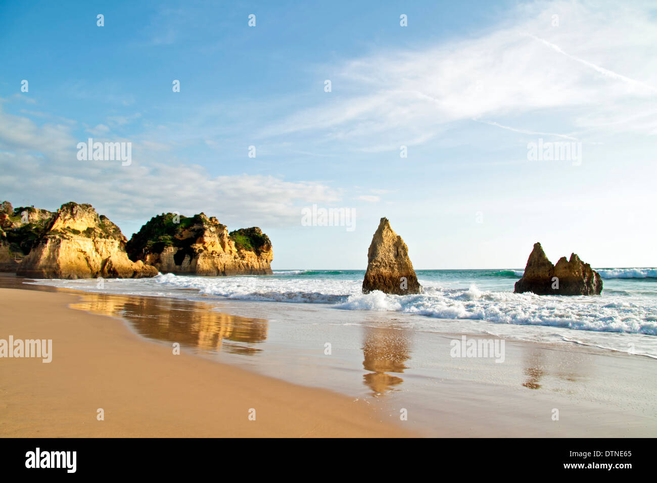 Rocce naturali a Praia Tres Irmaos in Alvor Portogallo Foto Stock