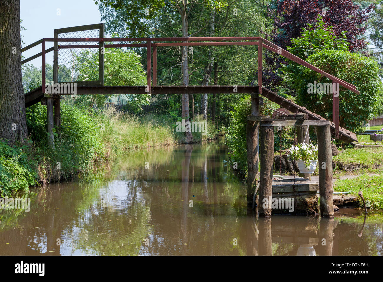 Ponte sul canale di irrigazione in Spreewald riserva della biosfera, Brandeburgo, Germania Foto Stock