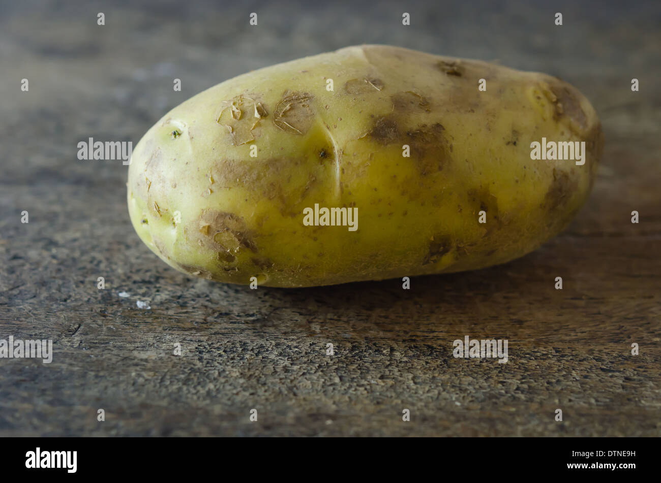 Freschi patate raccolte su una ruvida la superficie di legno Foto Stock