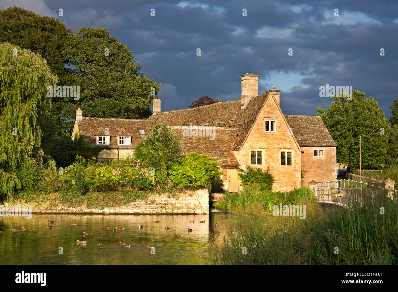 Il pittoresco mulino Fairford in Cotswolds, Gloucestershire, Inghilterra. In estate (Luglio) 2010. Foto Stock