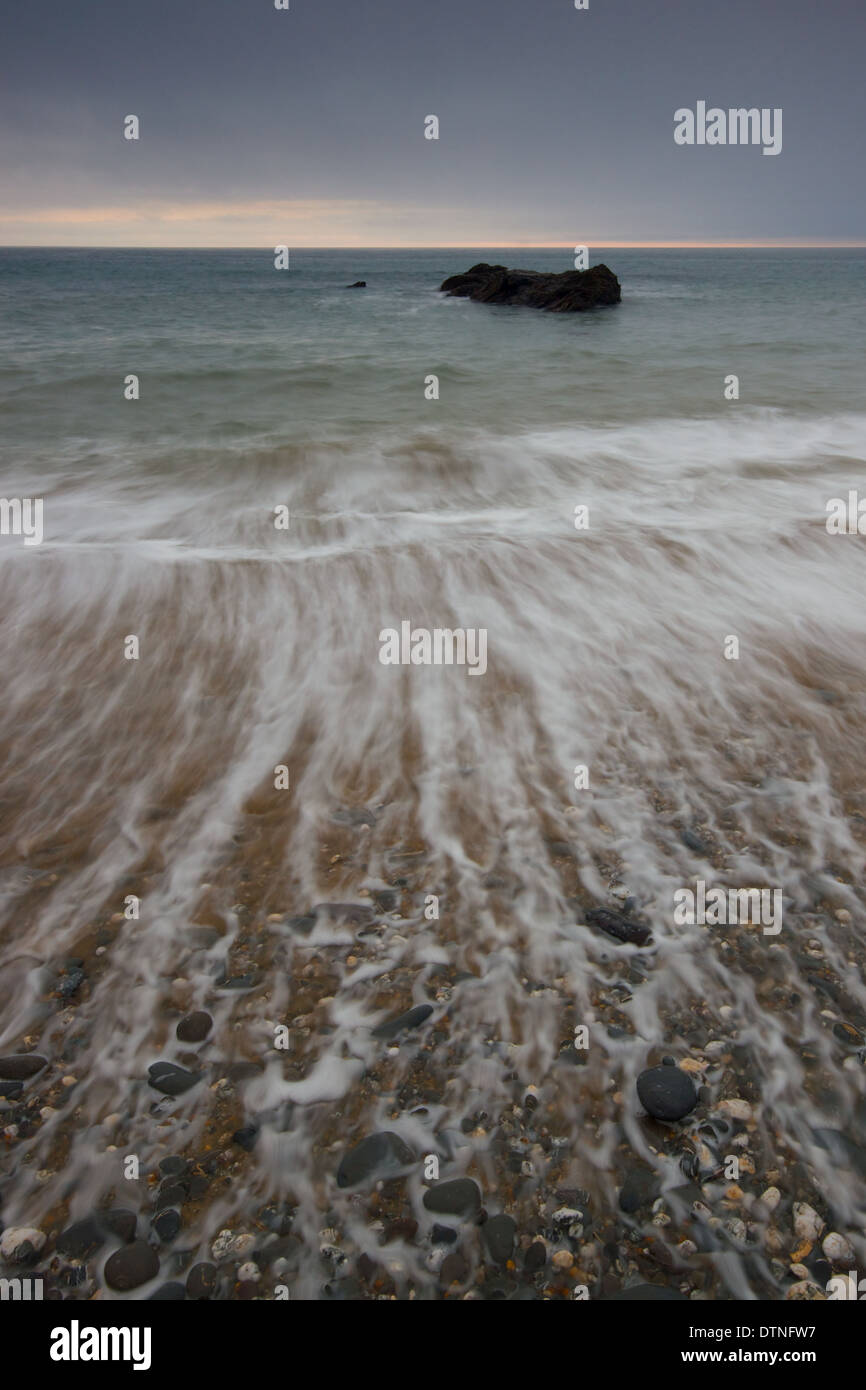 Le onde a Dollar Cove in Cornovaglia Foto Stock