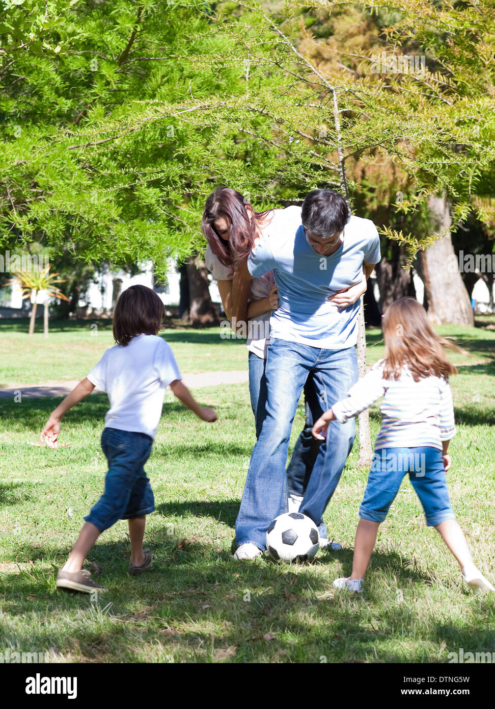 Famiglia vivace che giocano a calcio Foto Stock