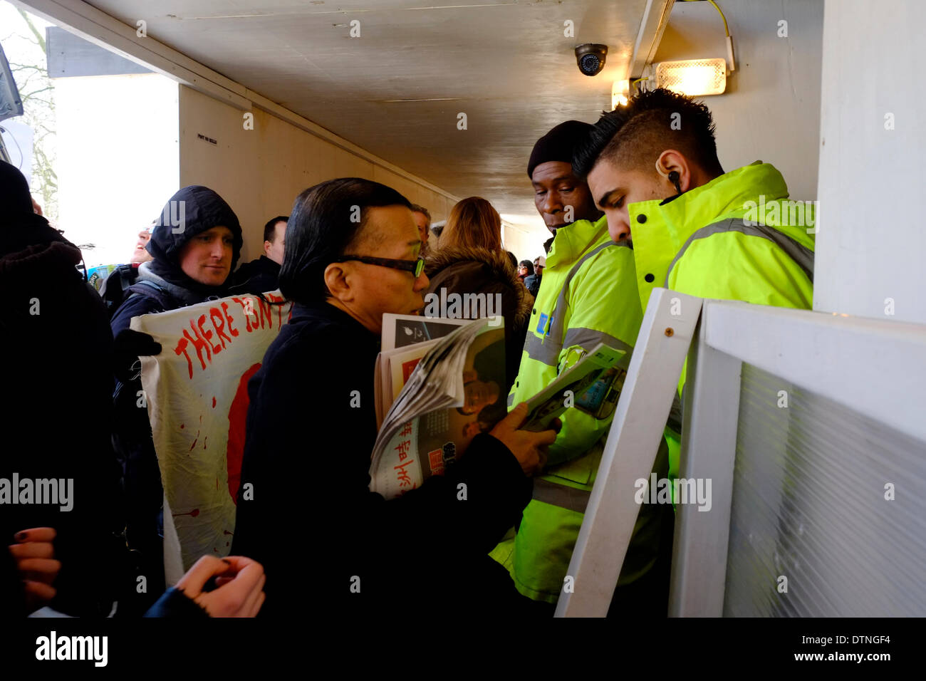 Londra, Regno Unito. Il 21 febbraio 2014. L'uomo cerca toattend moda display in ambasciata ma è detto che essa è chiusa a causa della protesta. Credito: Rachel Megawhat/Alamy Live News Foto Stock