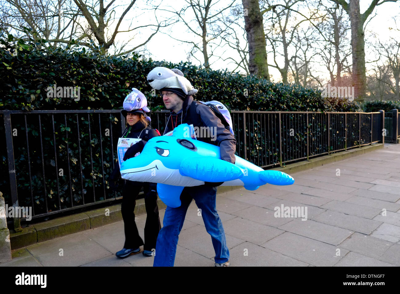 Londra, Regno Unito. Il 21 febbraio 2014. I manifestanti sul loro modo a casa dalla protesta. Credito: Rachel Megawhat/Alamy Live News Foto Stock