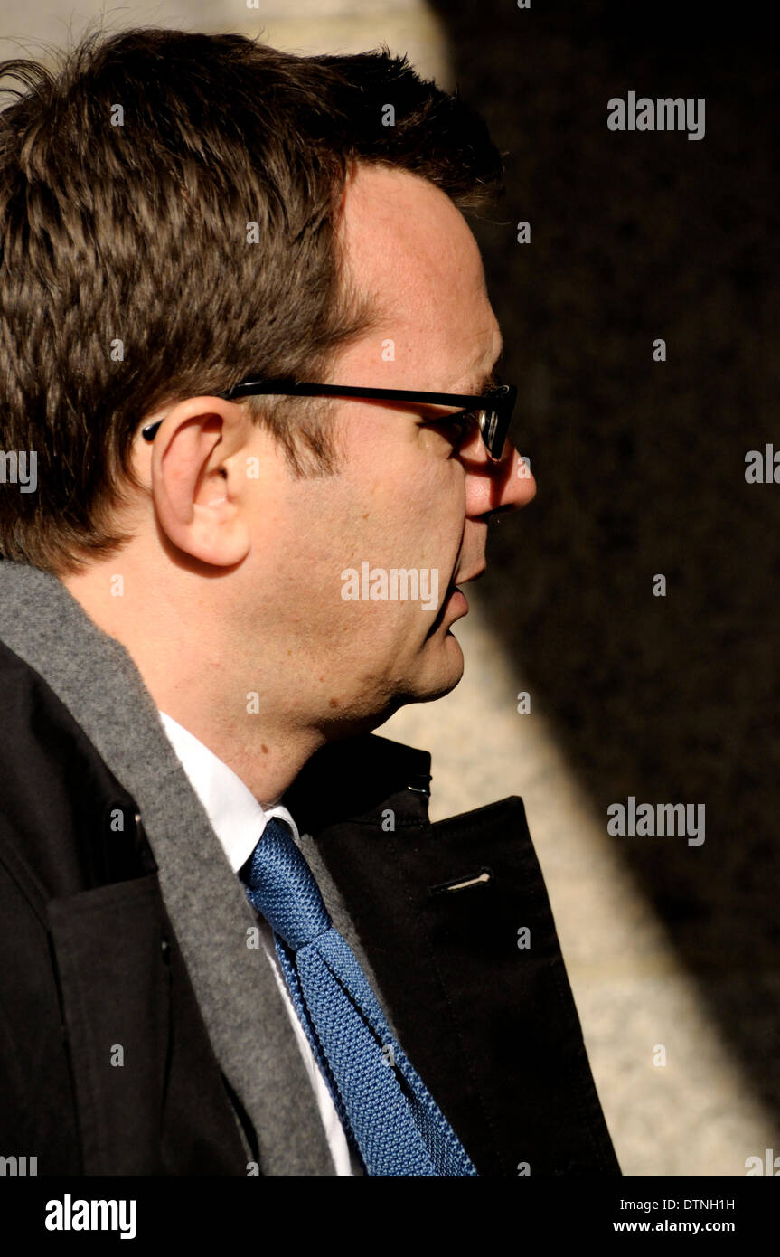 Londra, Regno Unito. Il 21 febbraio 2014. Old Bailey prova di Rebecca Brooks e Andy Coulson su telefono hacking si ricarica mentre le notizie del mondo. Andy Coulson Foto Stock