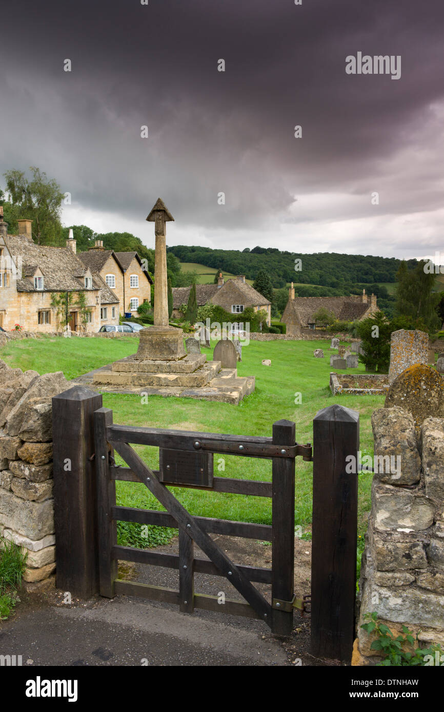 St Barnabus chiesa cimitero e cottage nel grazioso villaggio di Cotswolds di Snowshill, Worcestershire, Inghilterra. Foto Stock