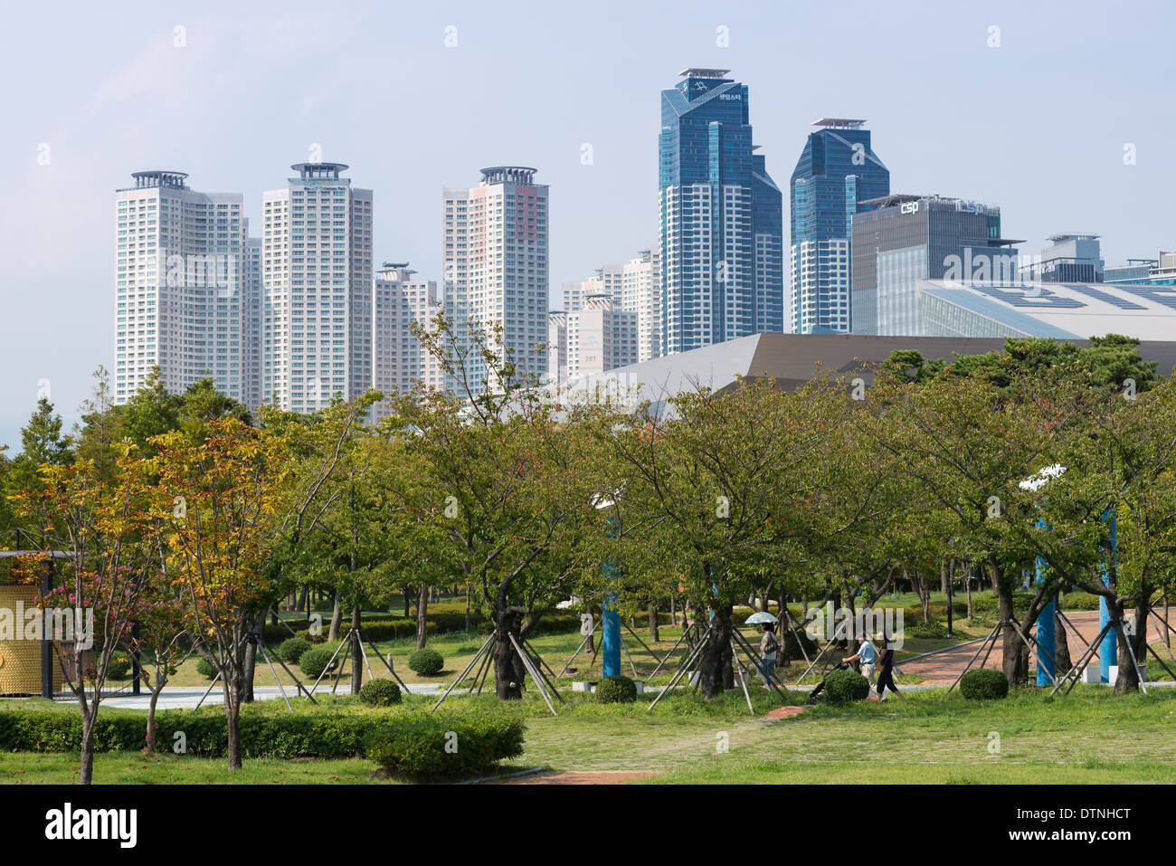 Parco sulle rive del fiume Suyoung, con Centum city apartment blocchi. Pusan, Corea del Sud Foto Stock