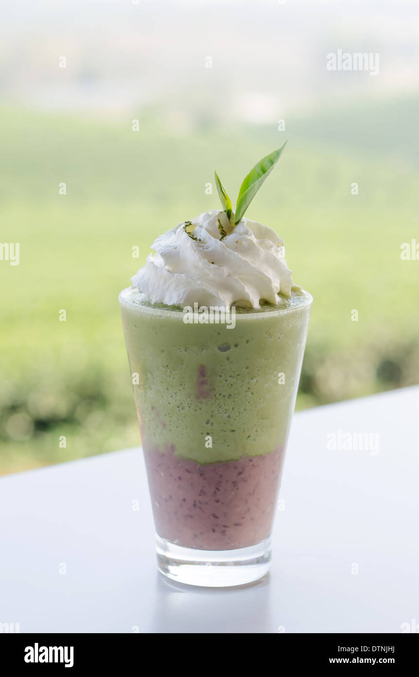 Fagioli rossi latte tè verde smoothie con panna montata Foto Stock