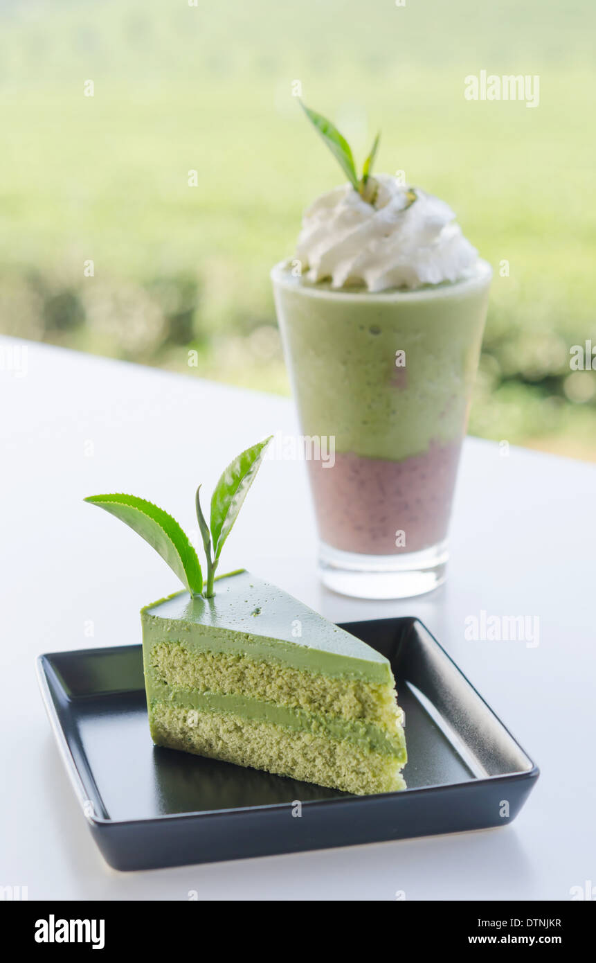 Il tè verde torta e smoothie con panna montata Foto Stock