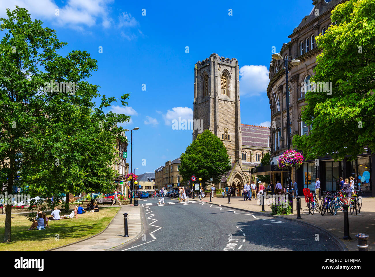Cambridge Street nel centro della città che guarda verso la chiesa di San Pietro, Harrogate, North Yorkshire, Inghilterra, Regno Unito Foto Stock