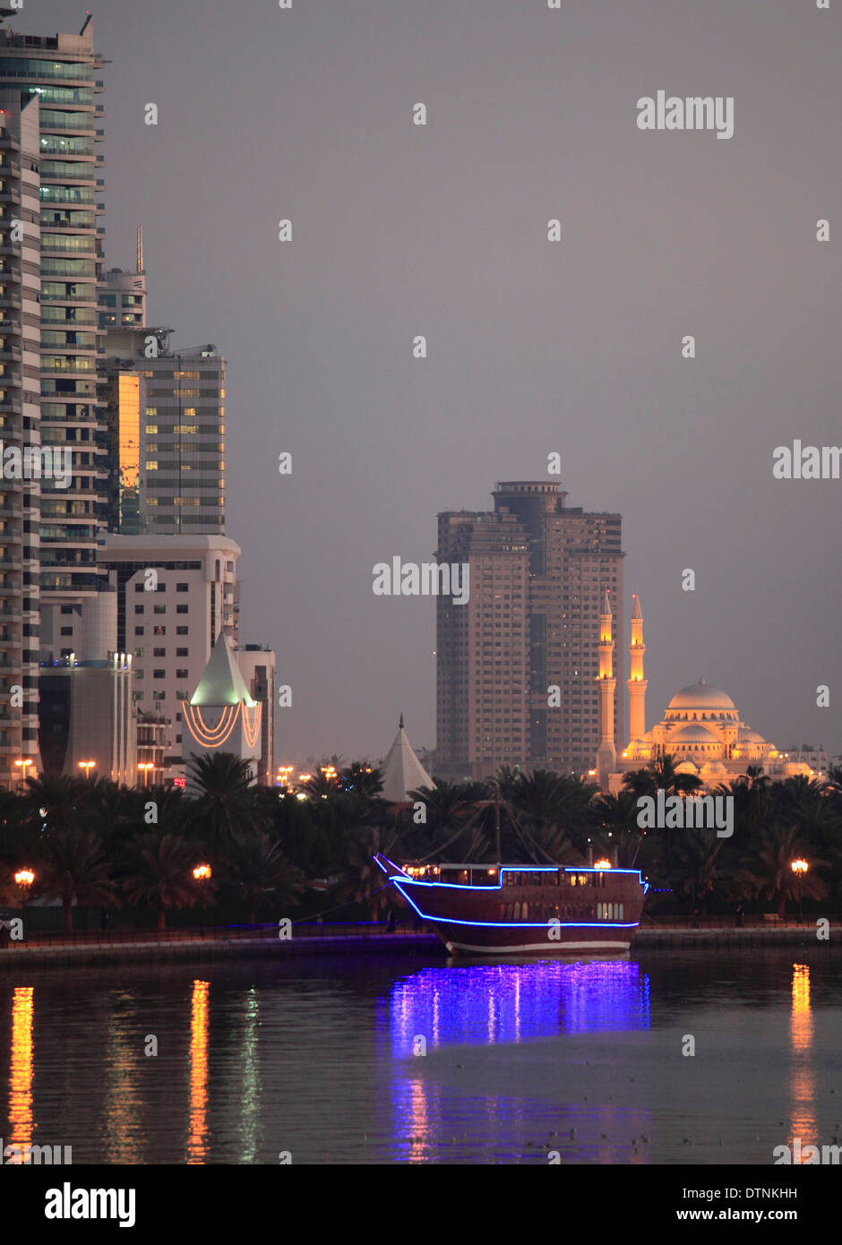 Emirati Arabi Uniti, Sharjah, laguna di Khalid, Al Noor moschea, skyline, barca, Foto Stock