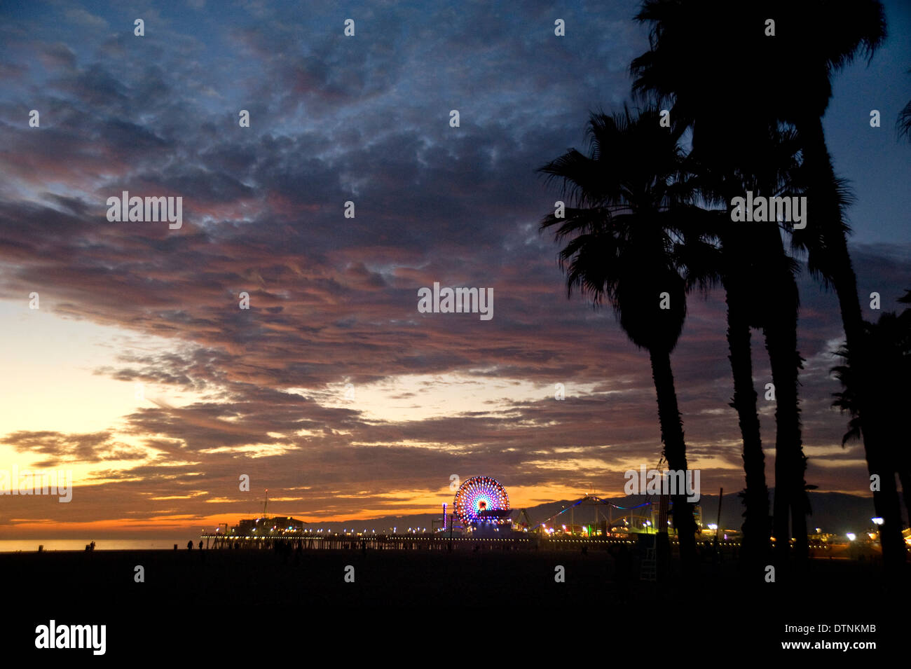 Il molo di Santa Monica e il parco di divertimenti al tramonto Foto Stock