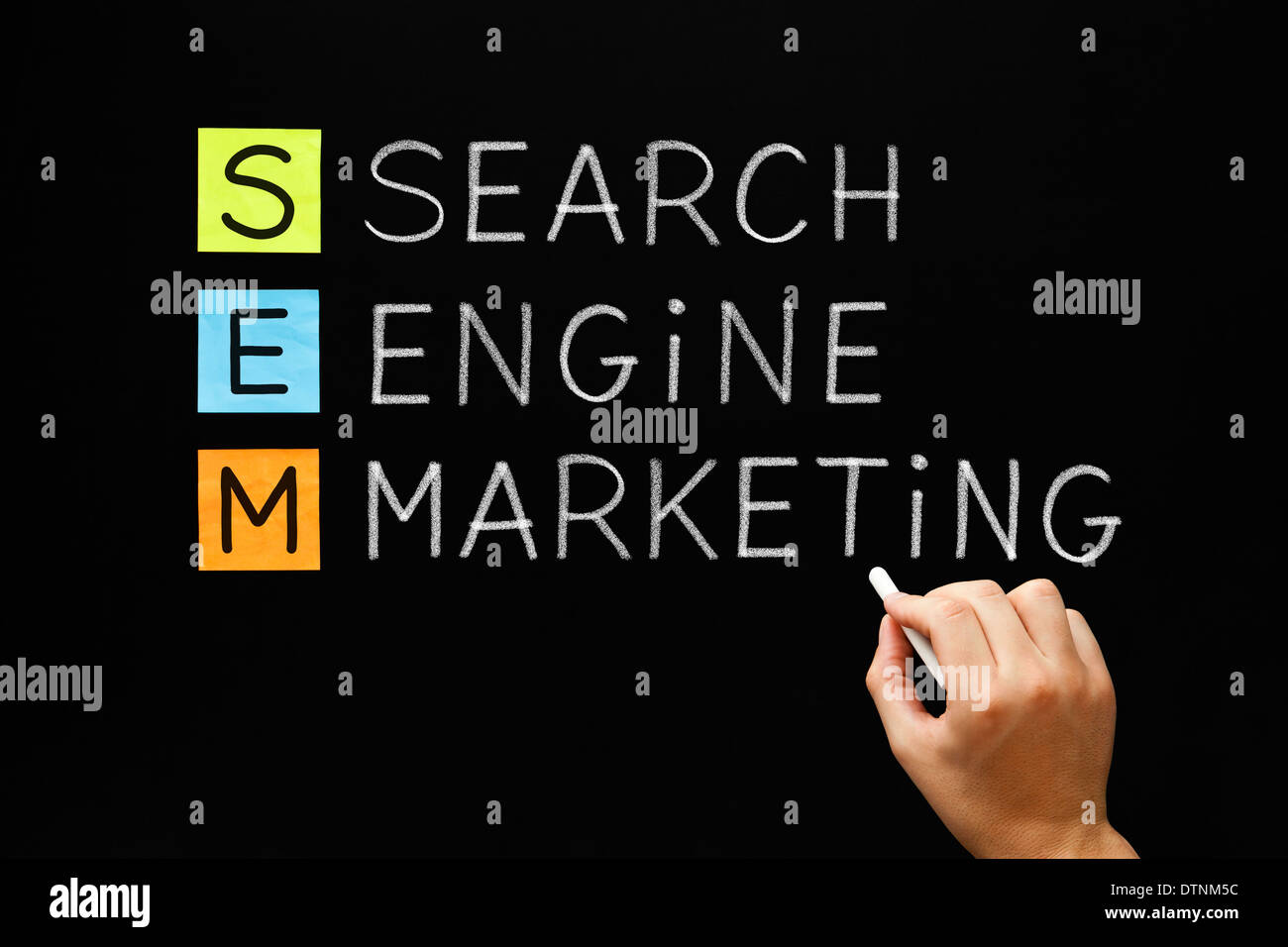 La scrittura a mano il marketing dei motori di ricerca con gesso bianco sulla lavagna. Foto Stock