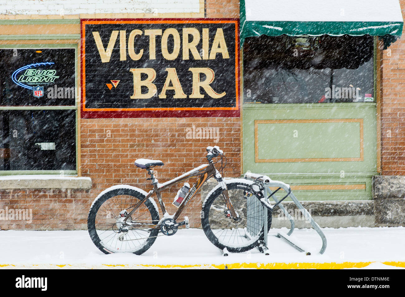 Nevoso inverno vista della bicicletta al di fuori di un cafè nel centro storico di salida, Colorado, STATI UNITI D'AMERICA Foto Stock
