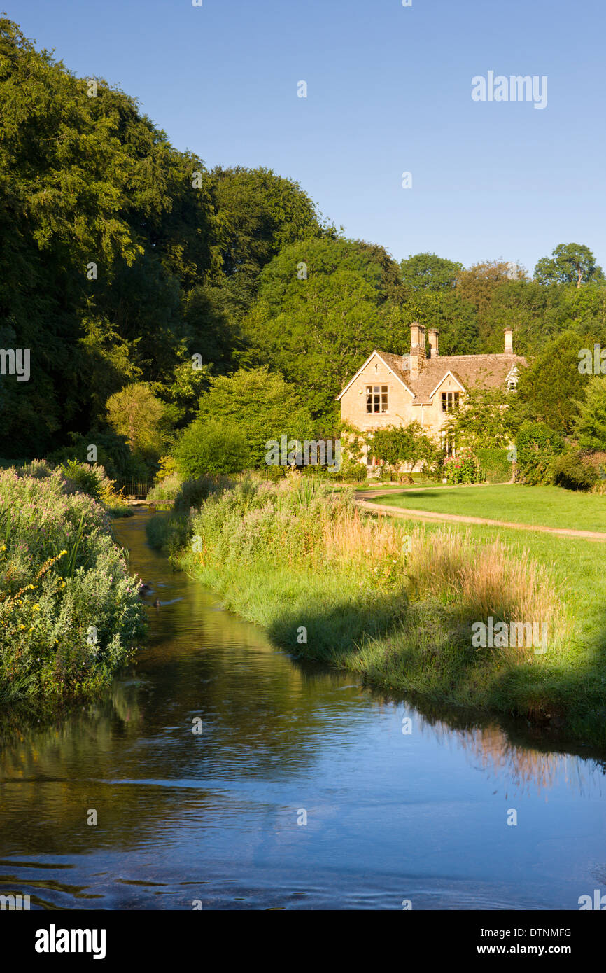 Agriturismo pittoresco accanto al fiume occhio in Cotswolds villaggio di Upper Slaughter, Gloucestershire, Inghilterra. Foto Stock