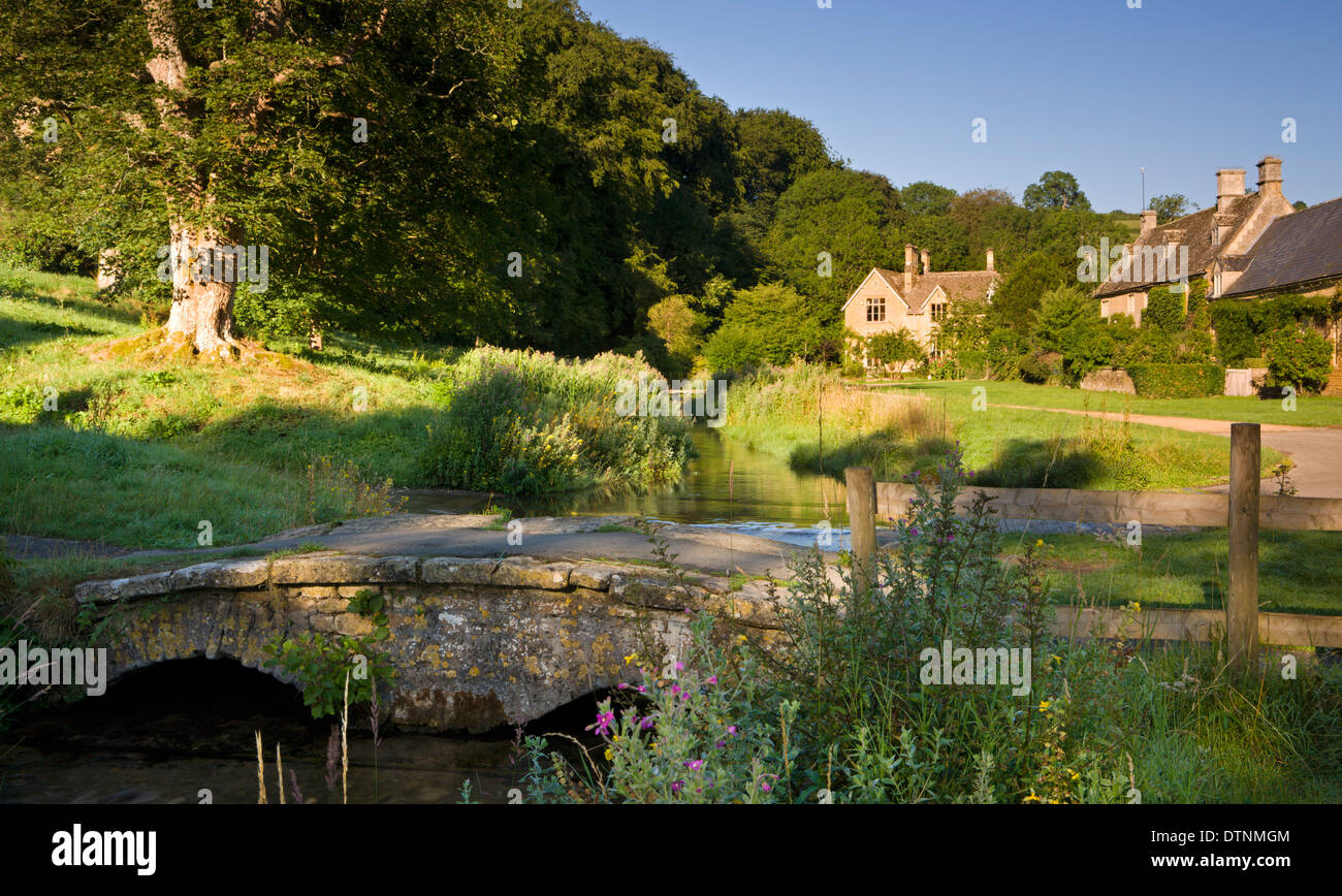 Pittoreschi casolari accanto al fiume occhio in Cotswolds villaggio di Upper Slaughter, Gloucestershire, Inghilterra. Foto Stock