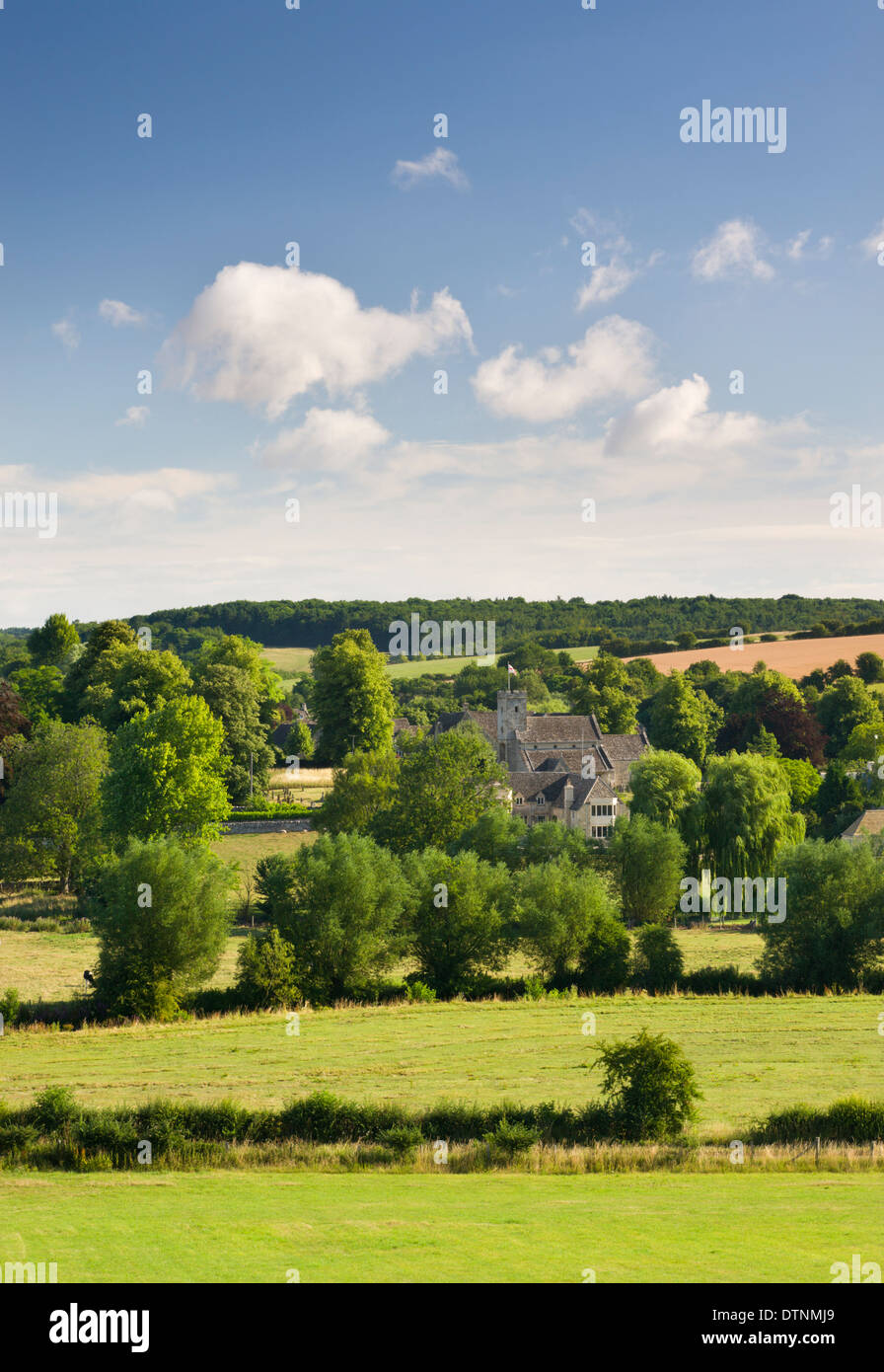 Bella campagna circostante il Cotswolds village di Swinbrook, Oxfordshire, Inghilterra. In estate (Luglio) 2010. Foto Stock