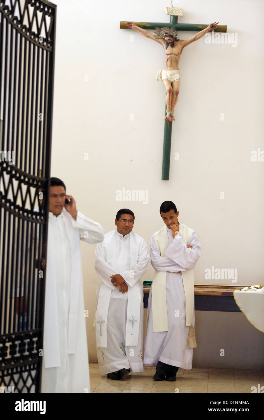 I sacerdoti nella sacrestia della Cattedrale di Granada, Nicaragua Foto Stock