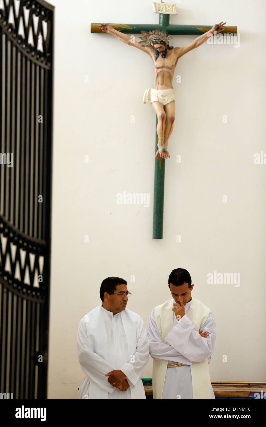 I sacerdoti nella sacrestia della Cattedrale di Granada, Nicaragua Foto Stock